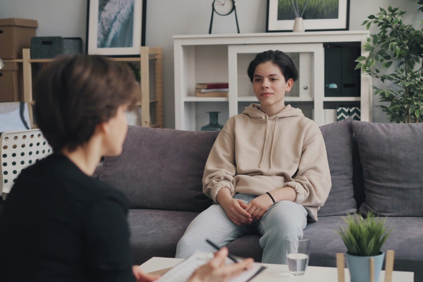 Terapia para adolescentes en Sant Cugat: apoyo en la ESO. Psicóloga especialista en adolescentes en Sant Cugat del Vallès ayudando en la adaptación escolar.